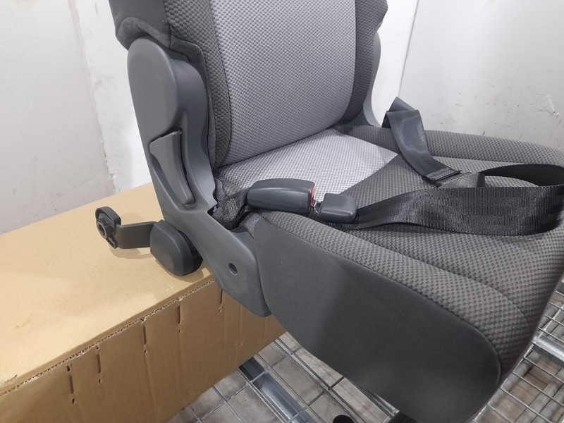 Recambio de asiento trasero derecho para toyota hi-ace referencia OEM IAM  RECLINABLE 3ª FILA TOCADO