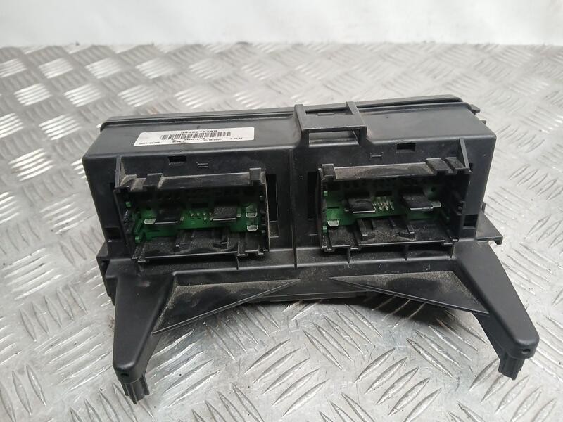 Recambio de caja reles / fusibles para jeep gr. cherokee (wh) laredo referencia OEM IAM 04692167AB  0001132794