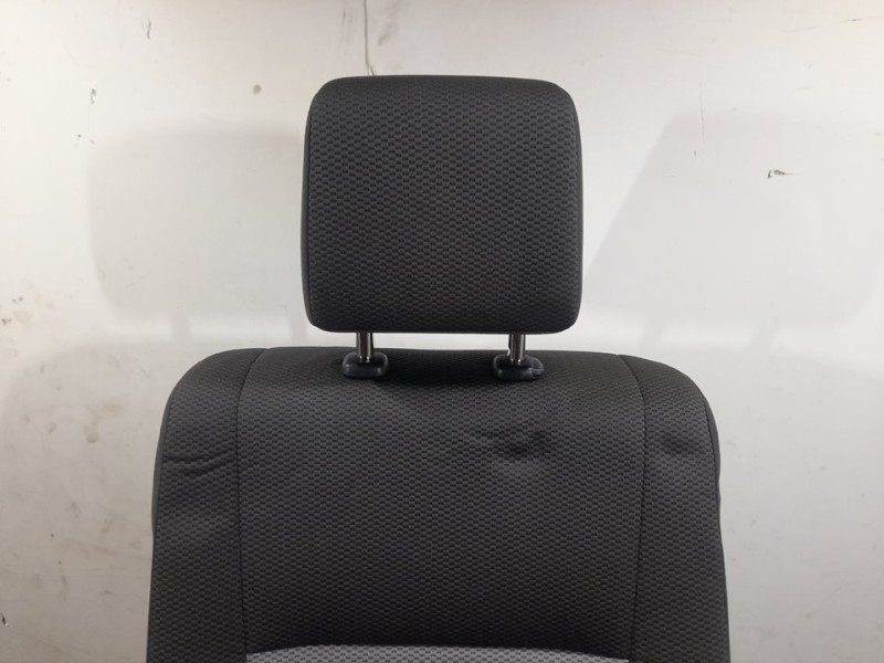 Recambio de asiento trasero derecho para toyota hi-ace referencia OEM IAM  RECLINABLE 3ª FILA TOCADO