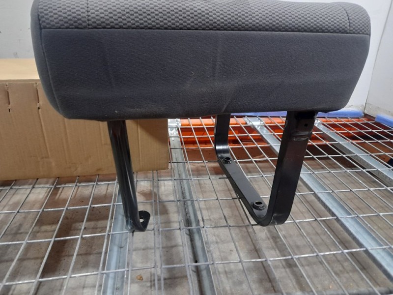 Recambio de asiento trasero derecho para toyota hi-ace referencia OEM IAM  RECLINABLE 3ª FILA TOCADO