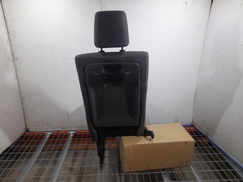 Recambio de asiento trasero derecho para toyota hi-ace referencia OEM IAM  RECLINABLE 3ª FILA TOCADO