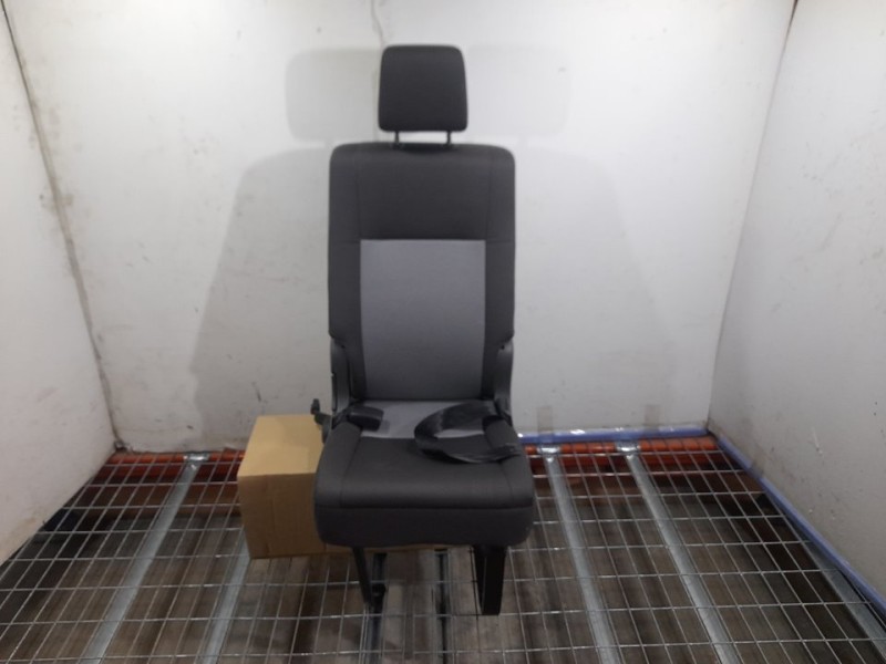 Recambio de asiento trasero derecho para toyota hi-ace referencia OEM IAM  RECLINABLE 3ª FILA CINTURON CORTADO