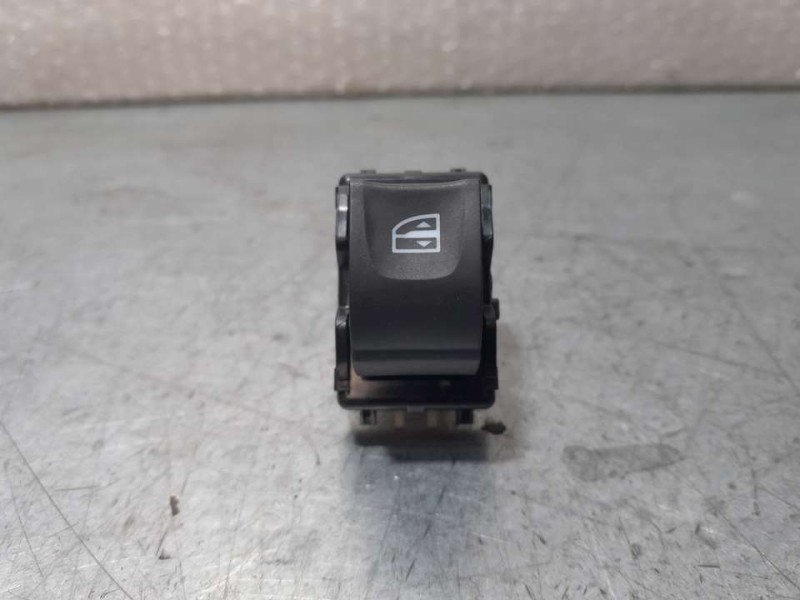 Recambio de mando elevalunas trasero izquierdo para dacia sandero stepway referencia OEM IAM 254118439R  