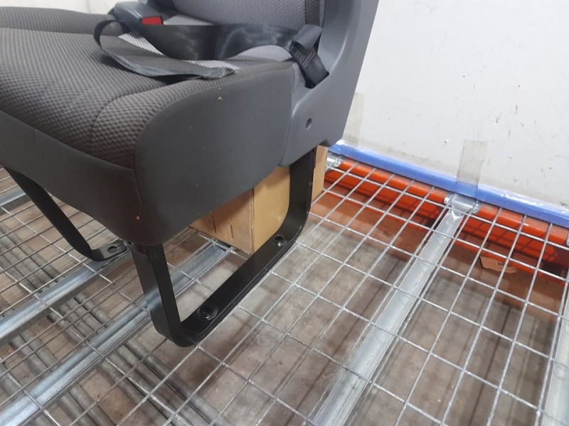 Recambio de asiento trasero derecho para toyota hi-ace referencia OEM IAM  RECLINABLE 3ª FILA CINTURON CORTADO