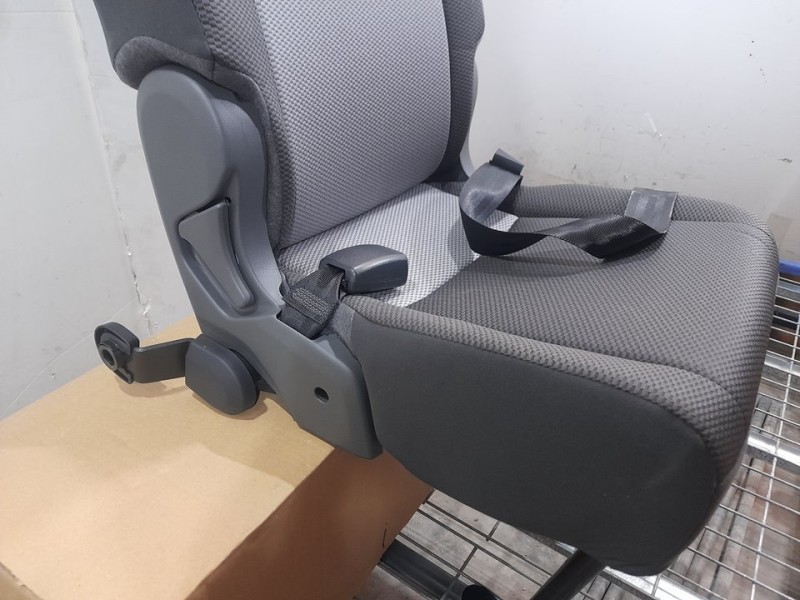 Recambio de asiento trasero derecho para toyota hi-ace referencia OEM IAM  RECLINABLE 3ª FILA CINTURON CORTADO