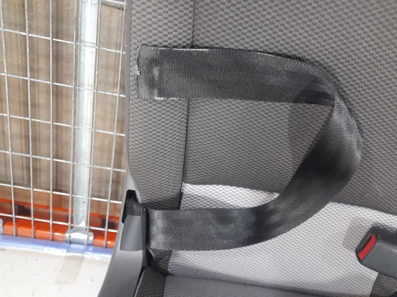 Recambio de asiento trasero derecho para toyota hi-ace referencia OEM IAM  RECLINABLE 3ª FILA CINTURON CORTADO
