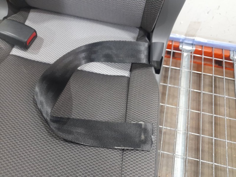 Recambio de asiento trasero derecho para toyota hi-ace referencia OEM IAM  RECLINABLE 3ª FILA CINTURON CORTADO
