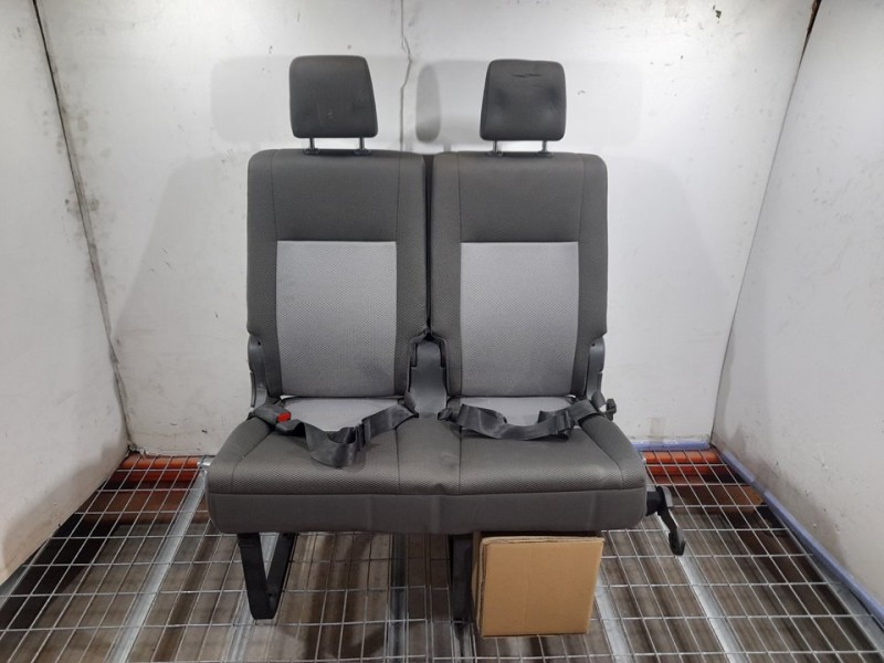 Recambio de asiento trasero izquierdo para toyota hi-ace referencia OEM IAM  RECLINABLE 3ª O 4ª FILA TOCADO