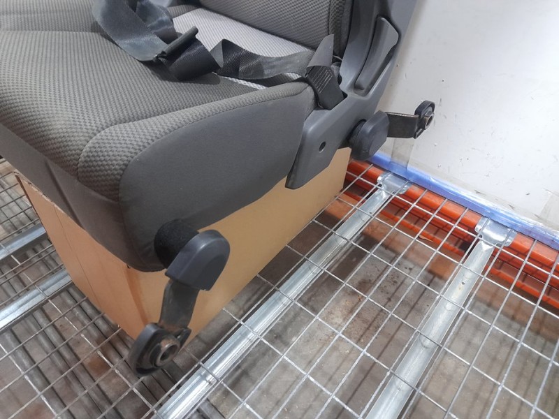 Recambio de asiento trasero izquierdo para toyota hi-ace referencia OEM IAM  RECLINABLE 3ª O 4ª FILA TOCADO