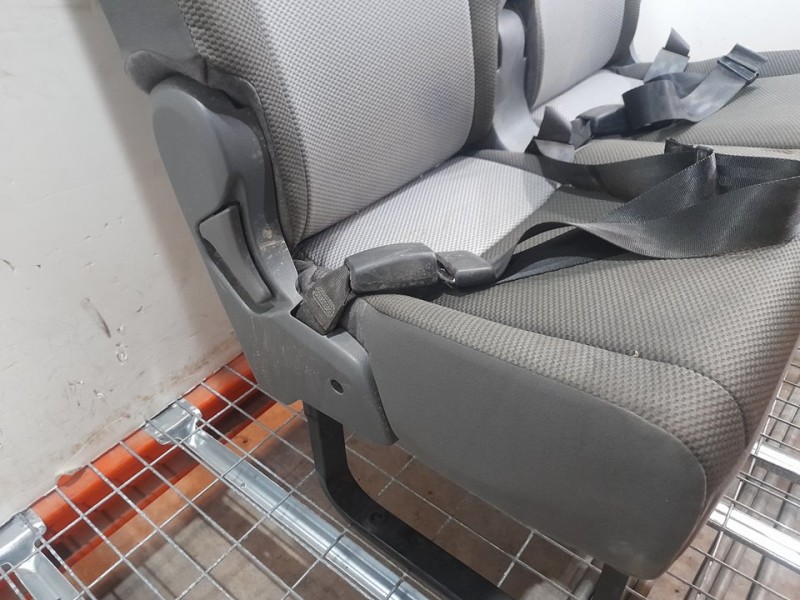 Recambio de asiento trasero izquierdo para toyota hi-ace referencia OEM IAM  RECLINABLE 3ª O 4ª FILA TOCADO