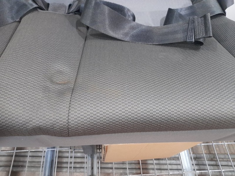 Recambio de asiento trasero izquierdo para toyota hi-ace referencia OEM IAM  RECLINABLE 3ª O 4ª FILA TOCADO