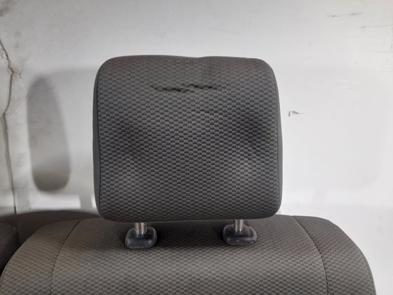 Recambio de asiento trasero izquierdo para toyota hi-ace referencia OEM IAM  RECLINABLE 3ª O 4ª FILA TOCADO