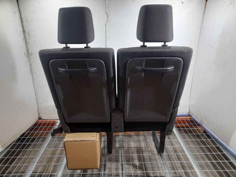 Recambio de asiento trasero izquierdo para toyota hi-ace referencia OEM IAM  RECLINABLE 3ª O 4ª FILA TOCADO