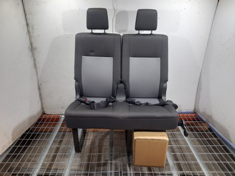 Recambio de asiento trasero izquierdo para toyota hi-ace referencia OEM IAM  RECLINABLE 3ª O 4ª FILA