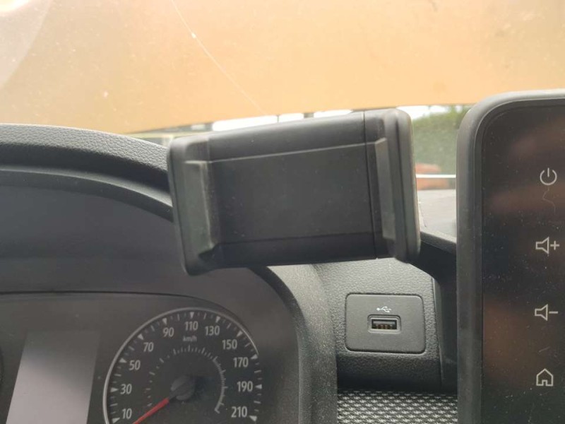 Recambio de cargador telefono para dacia sandero stepway referencia OEM IAM 8201742512  