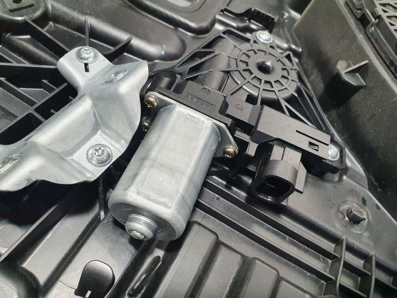 Recambio de elevalunas trasero izquierdo para jeep renegade longitude fwd referencia OEM IAM 519801080 C46791103 BROSE ELECTRICO