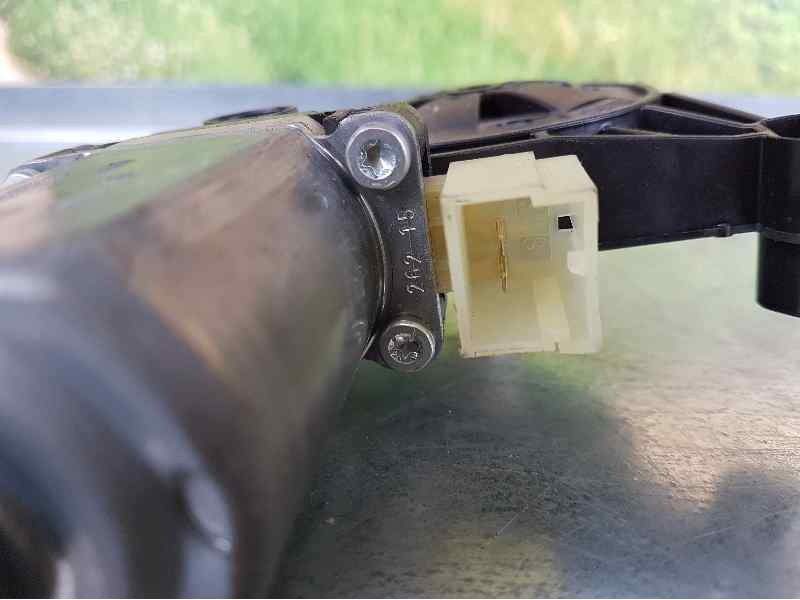 Recambio de motor elevalunas delantero izquierdo para seat leon st (5f8) style referencia OEM IAM 0130822717 5Q0959801B 2 PINS