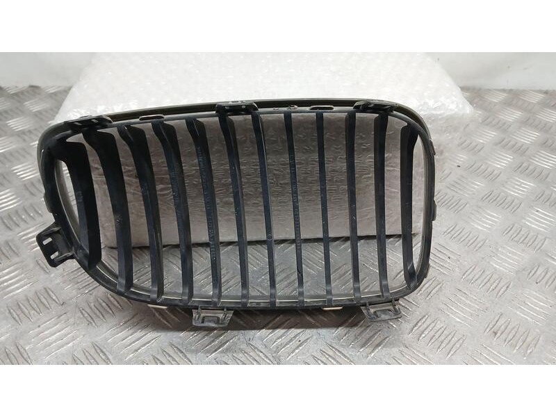 Recambio de rejilla delantera para bmw 1 (e87) 118 d referencia OEM IAM 7166439 IZQUIERDA 