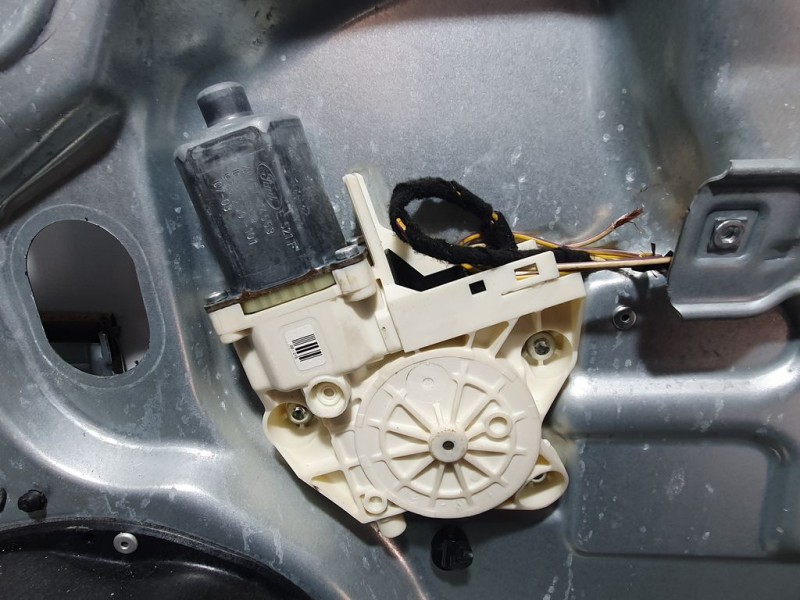 Recambio de elevalunas delantero derecho para ford focus berlina (cap) trend referencia OEM IAM 984705121  BROSE ELECTRICO 2 CAB