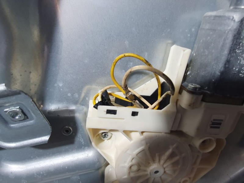 Recambio de elevalunas delantero izquierdo para ford focus berlina (cap) trend referencia OEM IAM 984570121  BROSE ELECTRICO 2 C