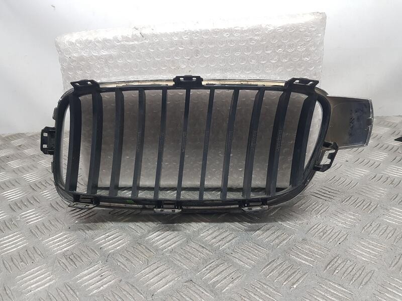 Recambio de rejilla delantera para bmw serie 3 lim. (f30) 318 d referencia OEM IAM 51137255412  DERECHA