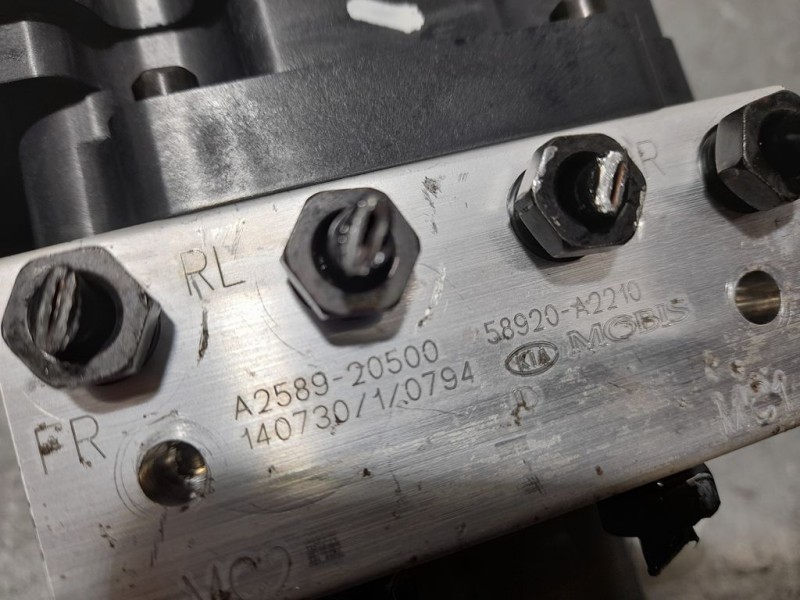 Recambio de abs para kia cee´d attract referencia OEM IAM 58920A2210  