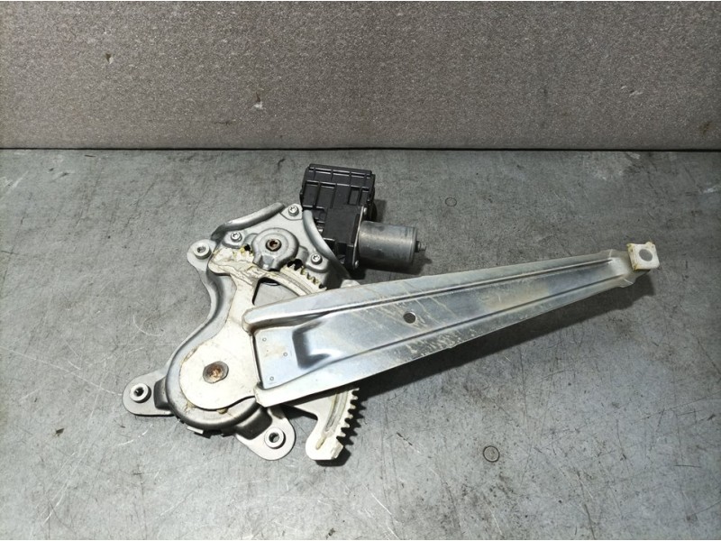 Recambio de elevalunas trasero derecho para toyota land cruiser (j15) 2.8 cat referencia OEM IAM 8572060320 0620204520 ELECTRICO