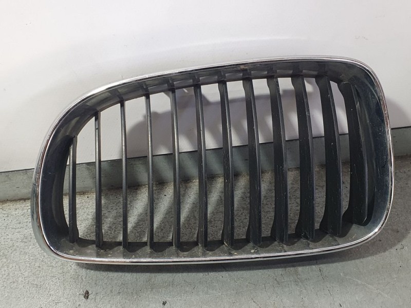 Recambio de rejilla delantera para bmw serie 1 berlina (e81/e87) 118d referencia OEM IAM 51137166439  IZQUIERDA