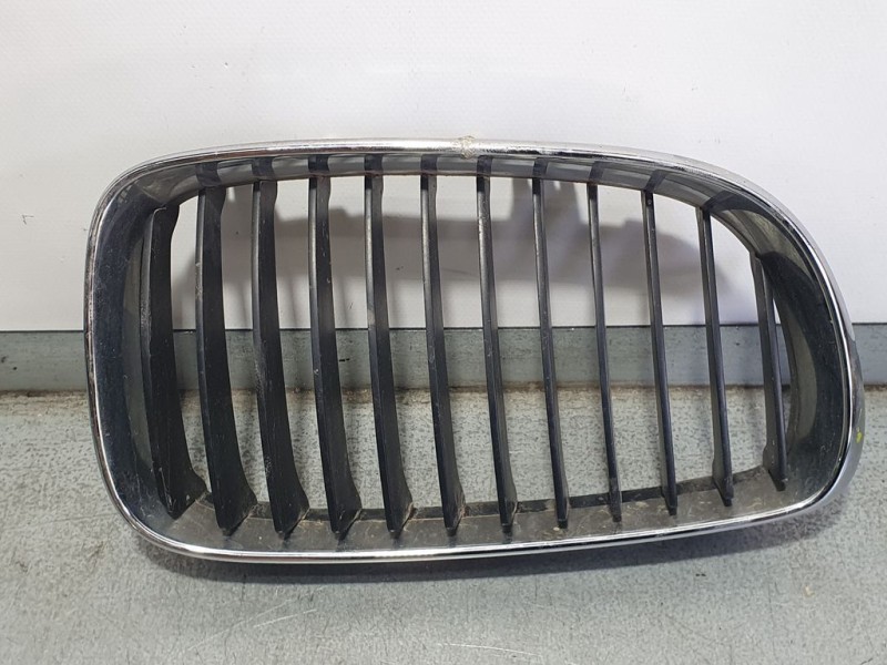 Recambio de rejilla delantera para bmw serie 1 berlina (e81/e87) 118d referencia OEM IAM 51137166440  DERECHA