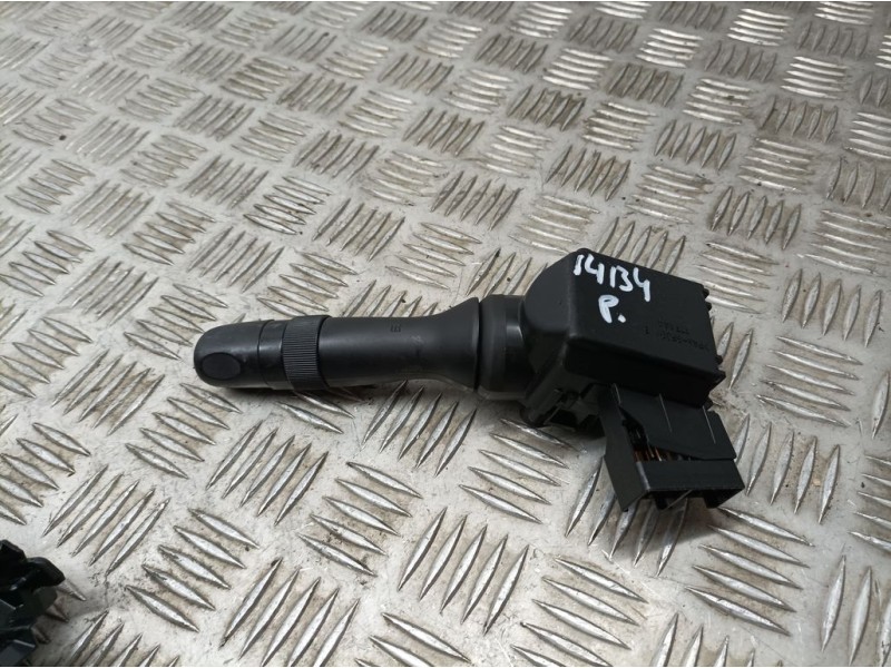 Recambio de mando limpia para toyota auris active referencia OEM IAM 0241117F582  