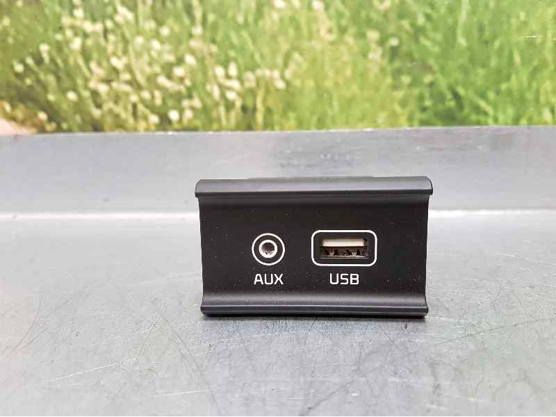 Recambio de conexion usb/aux para kia niro concept plug-in hybrid referencia OEM IAM 96120G5100  