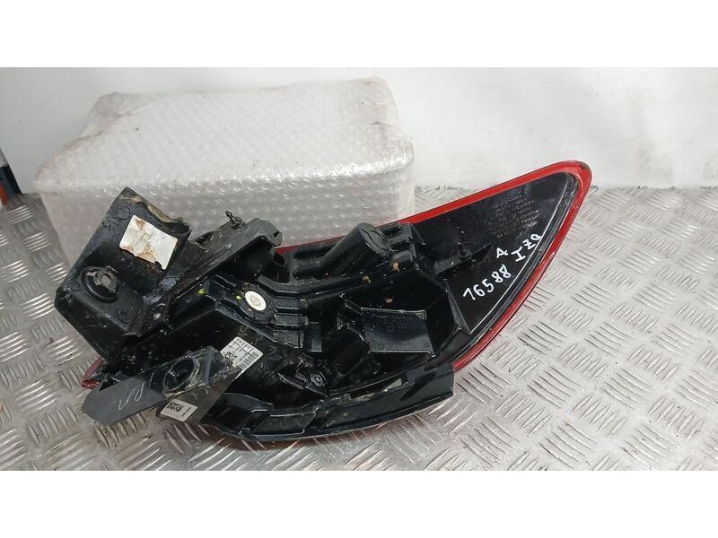 Recambio de piloto trasero izquierdo exterior para ford kuga iii (dfk) 2.5 duratec plug-in-hybrid referencia OEM IAM PV4B13405AB