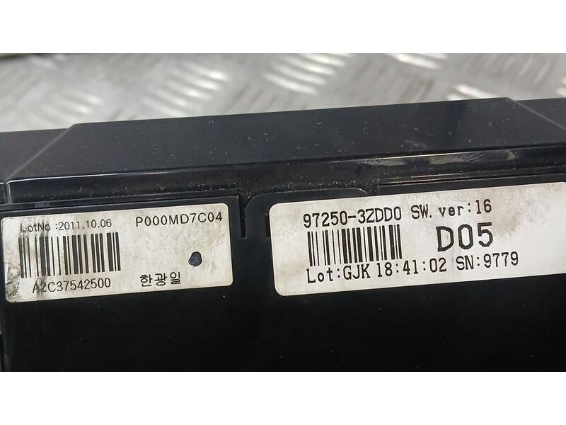 Recambio de mando climatizador para hyundai i40 essence referencia OEM IAM 972503ZDD0 ROZADO A2C37542500