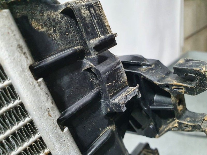 Recambio de radiador agua para seat ateca (kh7) style plus referencia OEM IAM 5Q0121251HS  SOPORTES ROTOS