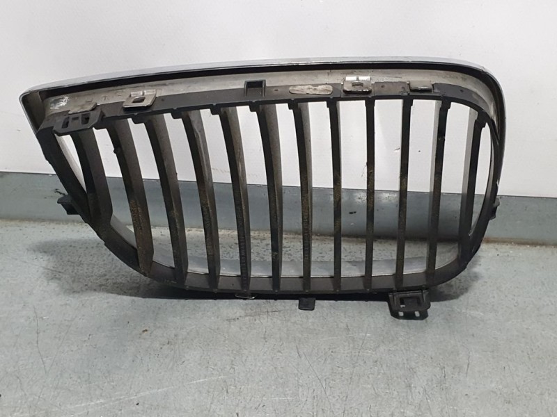 Recambio de rejilla delantera para bmw serie 1 berlina (e81/e87) 120d referencia OEM IAM 51137077129  LADO IZQ 2 PATAS ROTAS