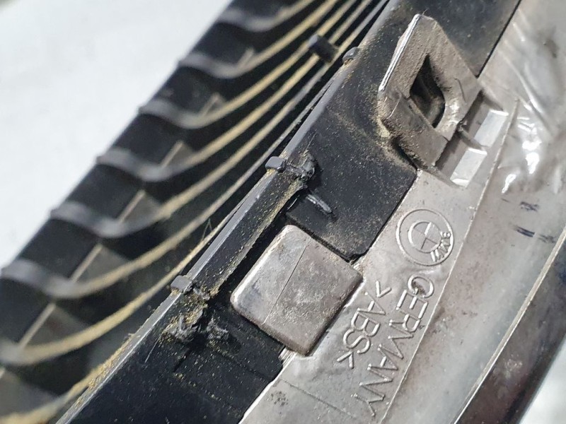 Recambio de rejilla delantera para bmw serie 1 berlina (e81/e87) 120d referencia OEM IAM 51137077129  LADO IZQ 2 PATAS ROTAS