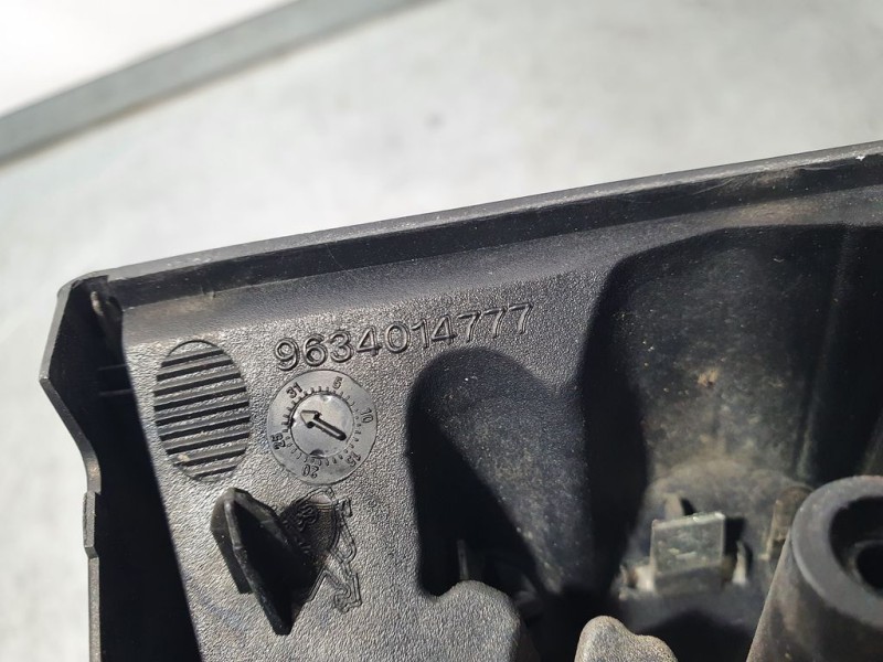 Recambio de rejilla delantera para peugeot 307 (s1) xn referencia OEM IAM 9634014777  