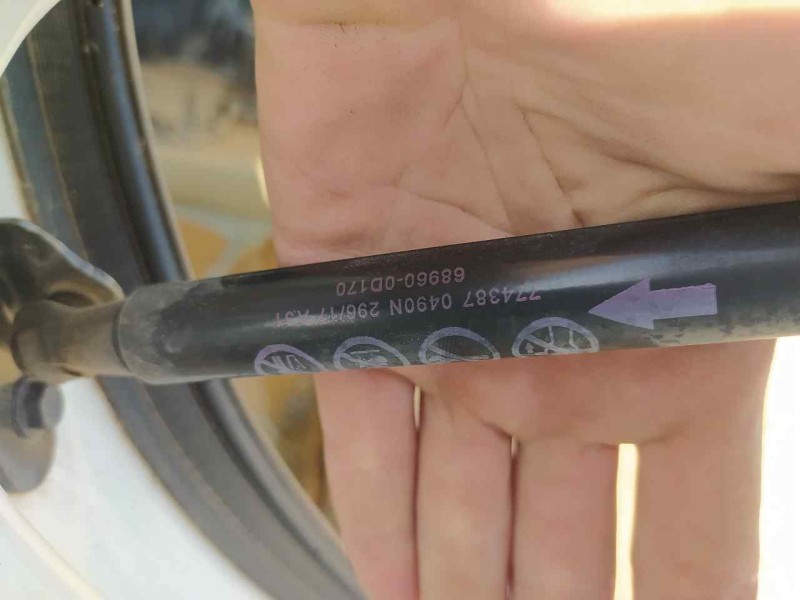 Recambio de amortiguadores maletero / porton para toyota yaris active referencia OEM IAM 689500D210  