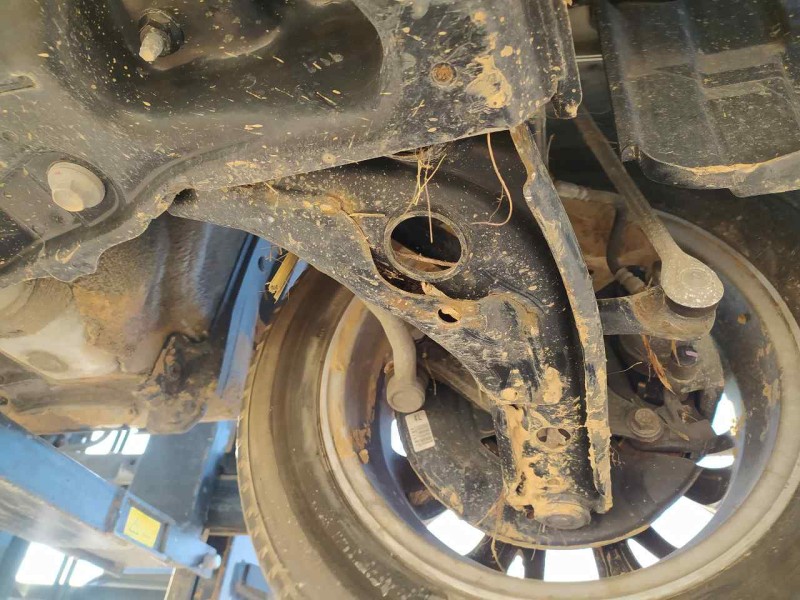 Recambio de brazo suspension inferior delantero izquierdo para toyota yaris active referencia OEM IAM 4806909140  