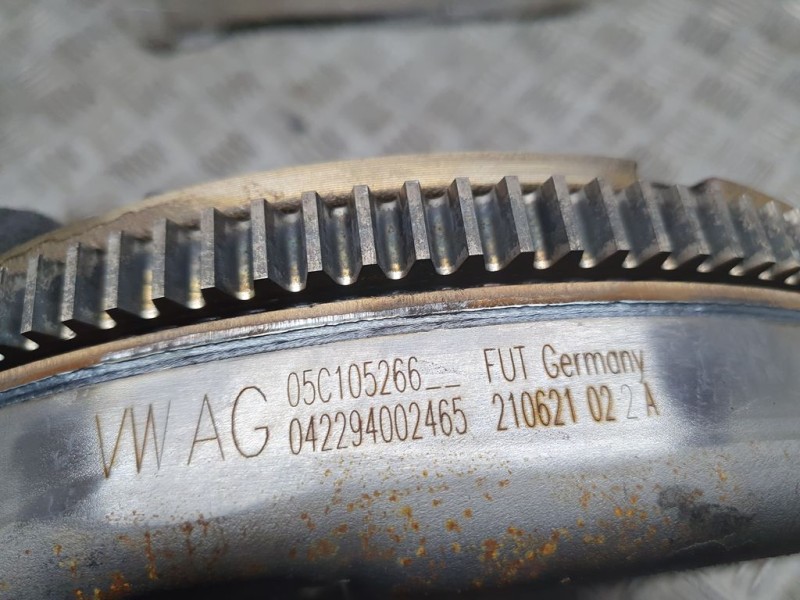 Recambio de volante bimasa para volkswagen t-roc 1.0 tsi referencia OEM IAM 05C105266  