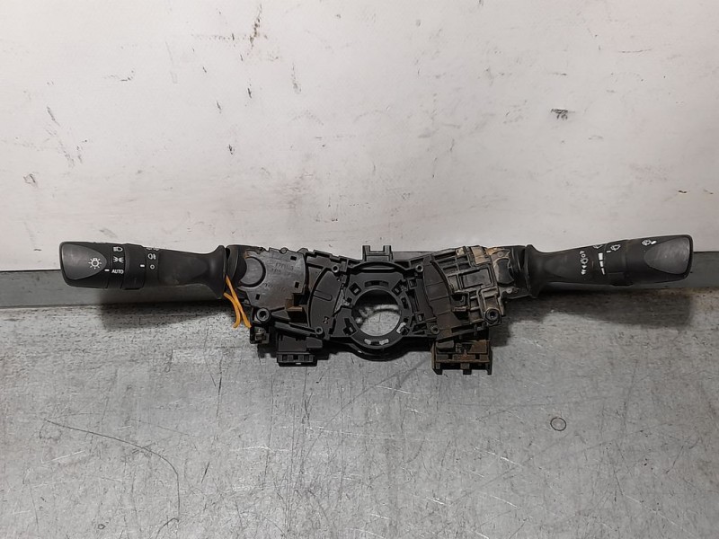 Recambio de mando luces y limpia para toyota hilux (kun) double cab 4x4 referencia OEM IAM 841400K650  