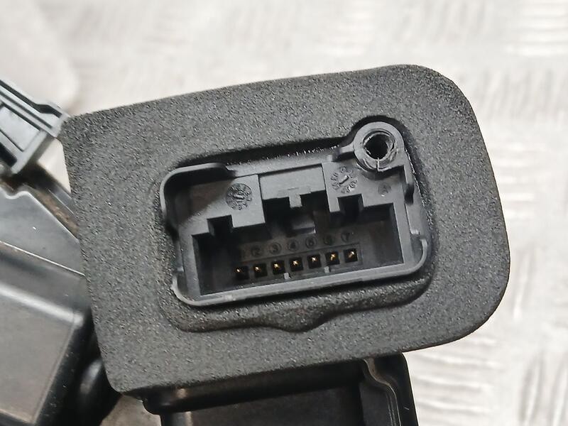 Recambio de cerradura puerta trasera derecha para seat leon (5f1) style visio edition referencia OEM IAM 5K4839016AF ELECTRICA 