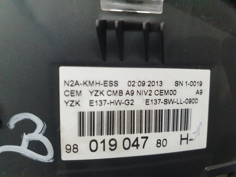 Recambio de cuadro instrumentos para peugeot 208 style referencia OEM IAM 9801904780 E137HWG2 