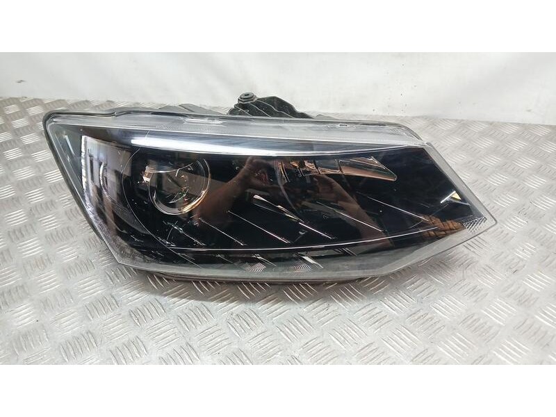 Recambio de faro derecho para skoda fabia ambition referencia OEM IAM 6V1941016B ROZADO HELLA 1EL01182422
