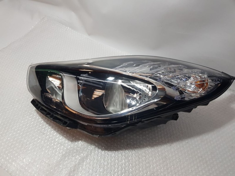 Recambio de faro izquierdo para hyundai ix20 gls style referencia OEM IAM 921011K000  POCO ROZADO