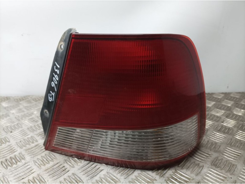 Recambio de piloto trasero derecho para hyundai accent (lc) gl 5p referencia OEM IAM 9240225220  