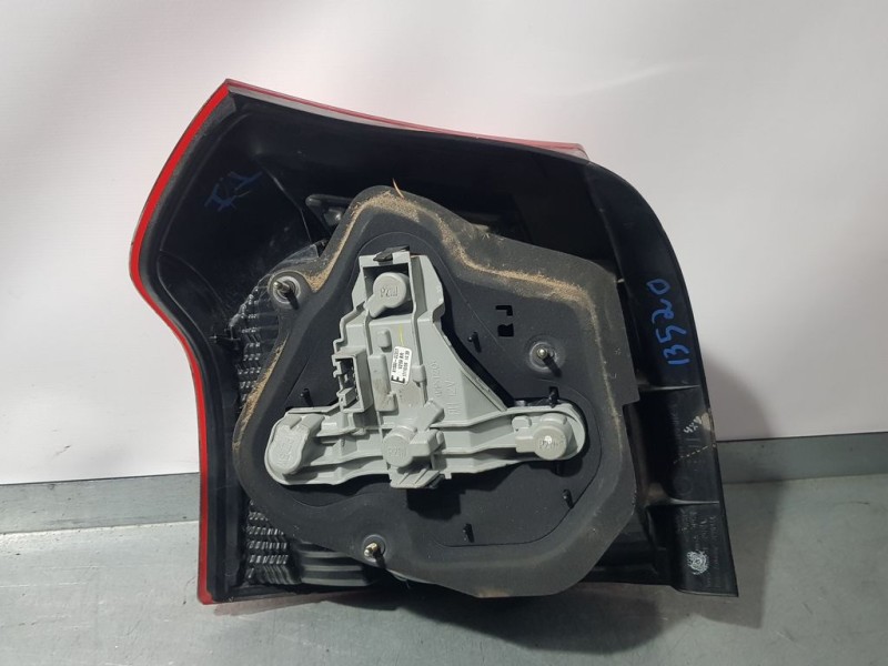 Recambio de piloto trasero derecho para toyota corolla (e12) 1.6 sol berlina 3/5 referencia OEM IAM 8155102300  