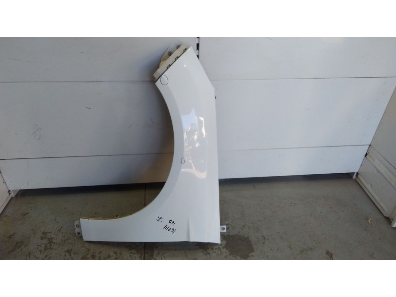 Recambio de aleta delantera izquierda para ford focus iii 1.6 tdci referencia OEM IAM 2171304  