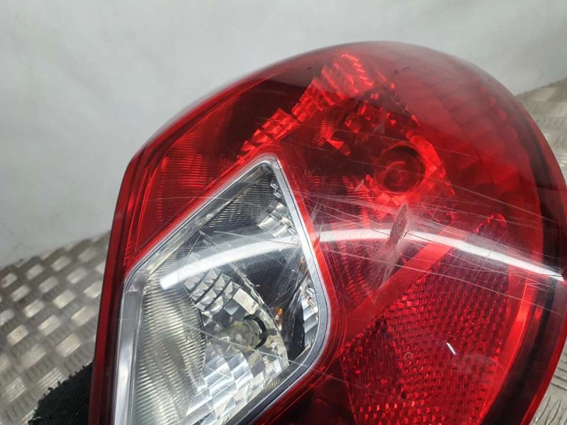 Recambio de piloto trasero derecho para opel corsa d cmon referencia OEM IAM 13269051 89318821 VALEO RAYADO