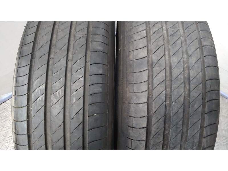 Recambio de neumatico pareja para neumaticos reutilizados - referencia OEM IAM 215651799V 215/65/17/99V MICHELIN